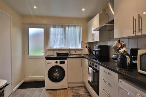 3 bedroom terraced house to rent, Helyers Green, Wick, BN17