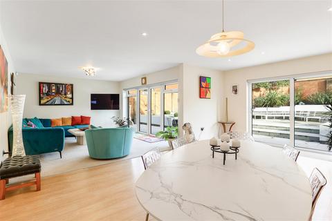 8 Highfield Close, Kenilworth, CV8 1QR