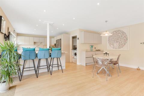 8 Highfield Close, Kenilworth, CV8 1QR