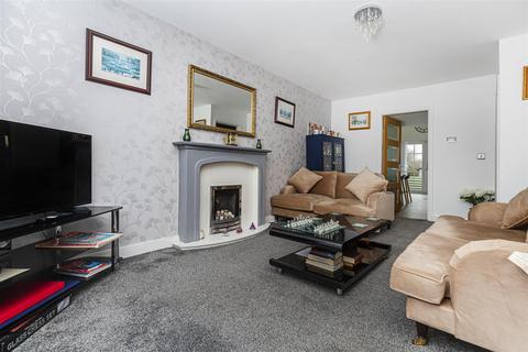 1 Border Close, Huddersfield, HD3 3GR