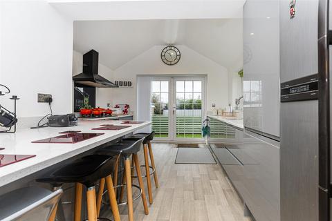 1 Border Close, Huddersfield, HD3 3GR