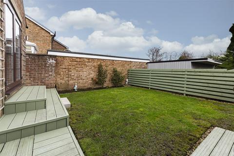 1 Border Close, Huddersfield, HD3 3GR