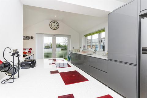 1 Border Close, Huddersfield, HD3 3GR