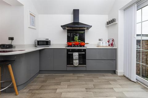 1 Border Close, Huddersfield, HD3 3GR