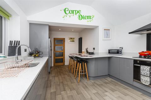 1 Border Close, Huddersfield, HD3 3GR