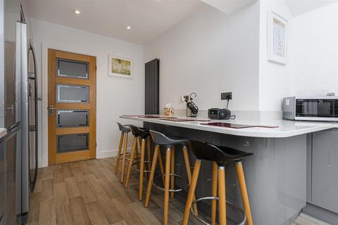 1 Border Close, Huddersfield, HD3 3GR