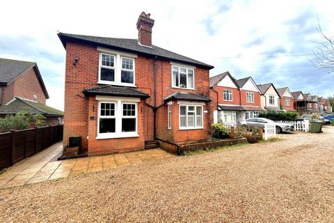 3 bedroom semi-detached house to rent, Woking Road, Guildford GU4