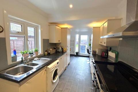 3 bedroom semi-detached house to rent, Woking Road, Guildford GU4