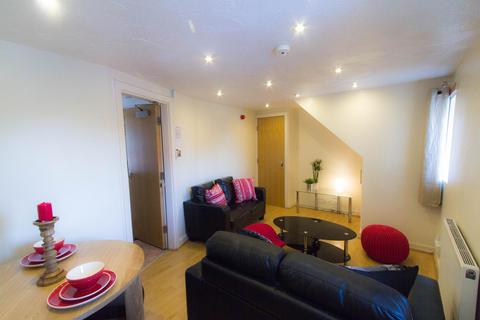 3 bedroom flat to rent, Woodsley Road, Leeds