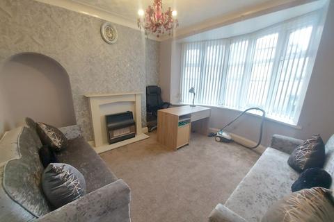 3 bedroom semi-detached house to rent, St. Leonards Grove, Bradford, BD8