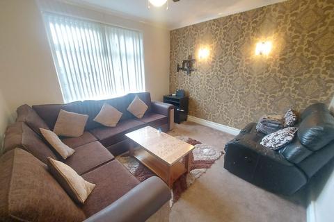 3 bedroom semi-detached house to rent, St. Leonards Grove, Bradford, BD8