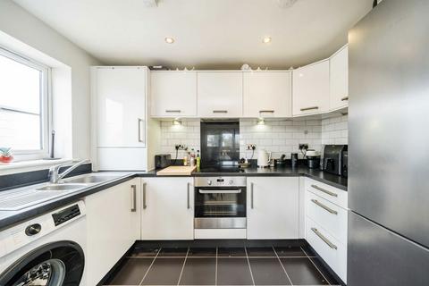 3 bedroom flat to rent, Limerick Close, London SW12