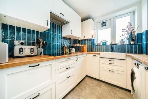 2 bedroom flat for sale, Wickham Road, London SE4