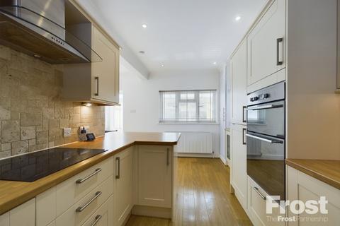10 Chattern Hill, Ashford, TW15 1BU