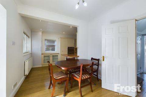10 Chattern Hill, Ashford, TW15 1BU