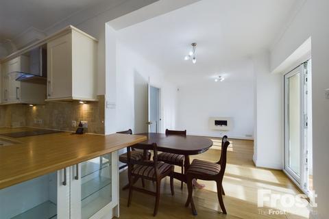 10 Chattern Hill, Ashford, TW15 1BU