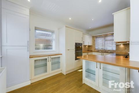10 Chattern Hill, Ashford, TW15 1BU
