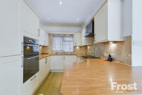 10 Chattern Hill, Ashford, TW15 1BU