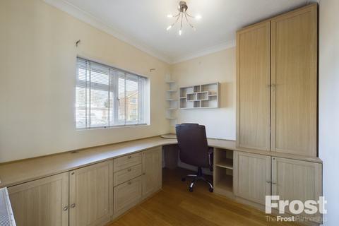 10 Chattern Hill, Ashford, TW15 1BU