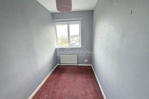 3 bedroom semi-detached house to rent, Sandyway Bank, Dewsbury