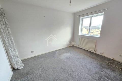 3 bedroom semi-detached house to rent, Sandyway Bank, Dewsbury