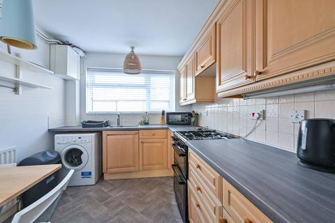 2 bedroom flat to rent, Kingswood Close, Surbiton, KT6