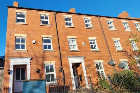 3 bedroom townhouse to rent, Church Street, Uttoxeter