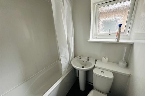 2 bedroom house to rent, Simon Close, Nuneaton