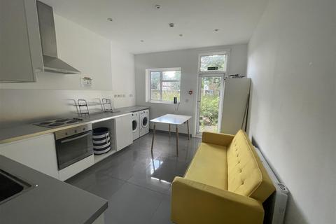 Studio to rent, Green Lanes, Haringey