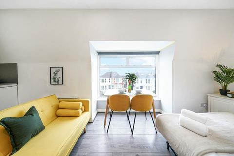 Studio to rent, Green Lanes, Haringey