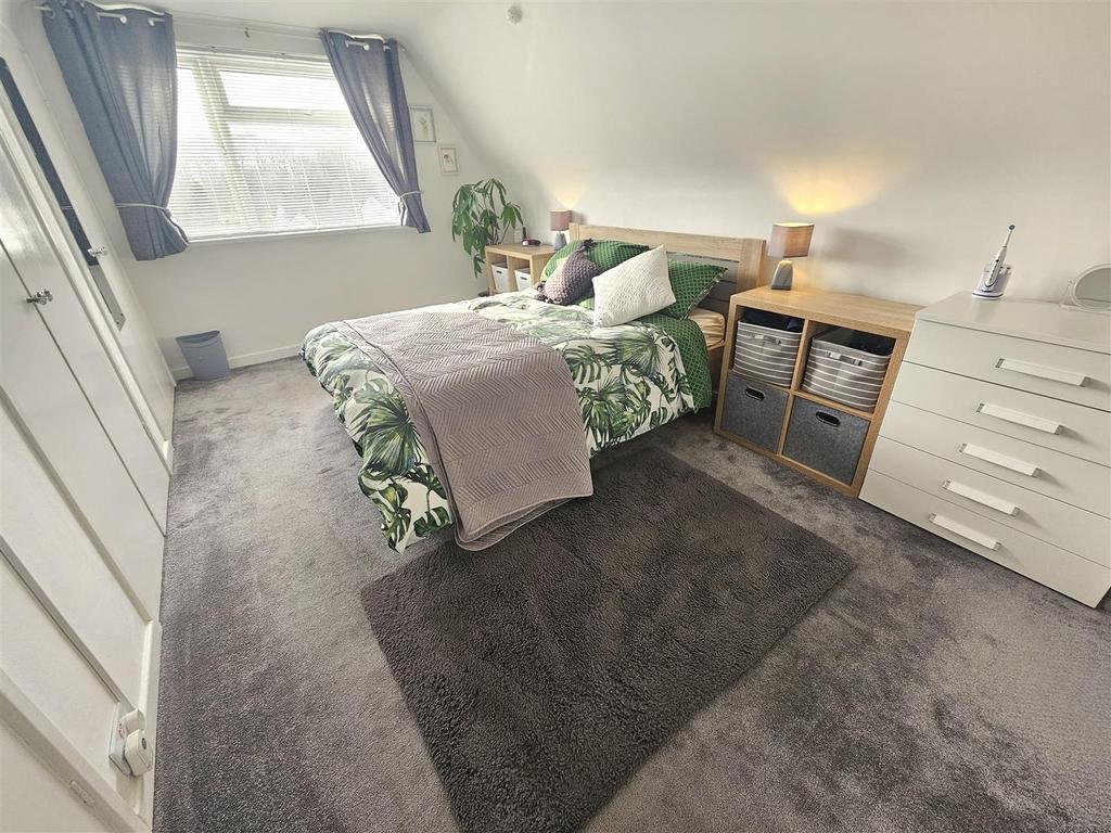 Bedroom 1.jpg