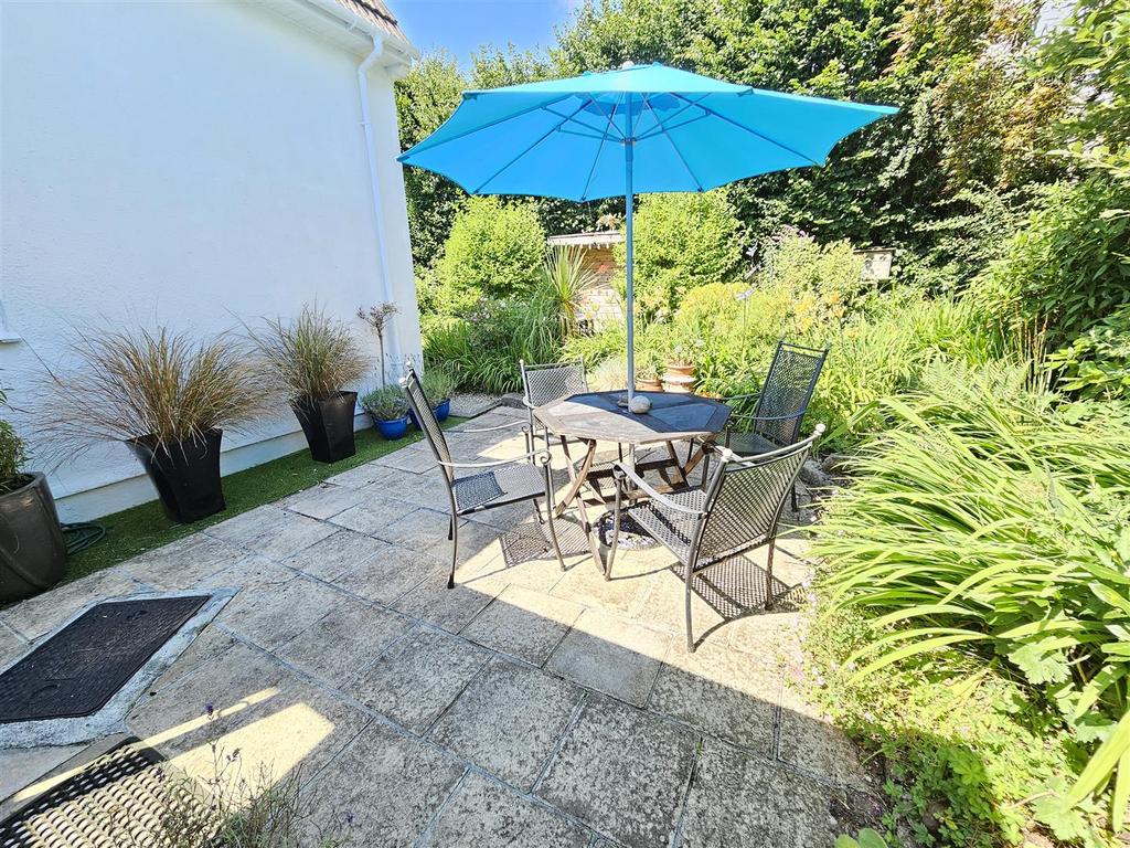 Patio Area to rear.jpg