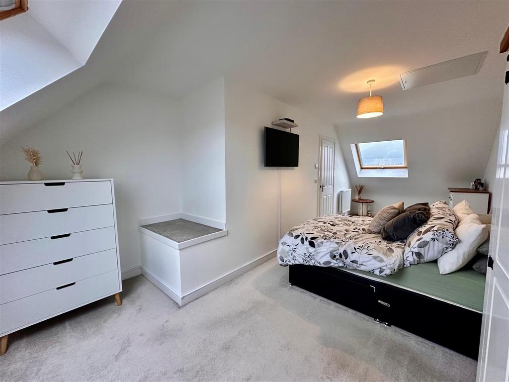 Bedroom 1 3.jpg