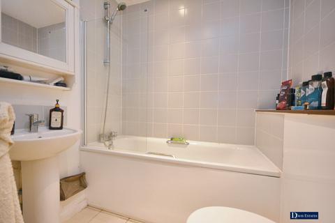 1 bedroom flat for sale, South Block, The Railstore, Kidman Close, Romford, RM2