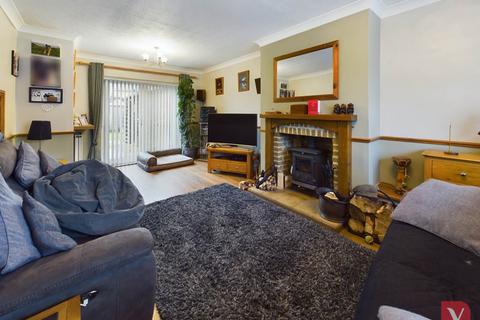 3 bedroom terraced house for sale, Cedar Close, Luton LU4