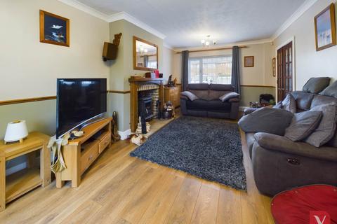 3 bedroom terraced house for sale, Cedar Close, Luton LU4