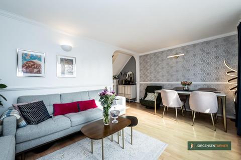 2 bedroom flat for sale, Ollgar Close, Shepherds Bus, London W12 0NF