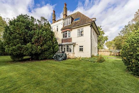 undefined, Popes Avenue, Strawberry Hill TW2