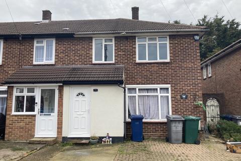 3 bedroom end of terrace house to rent, KINGS DRIVE