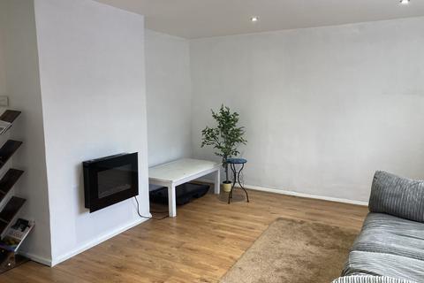 3 bedroom end of terrace house to rent, KINGS DRIVE