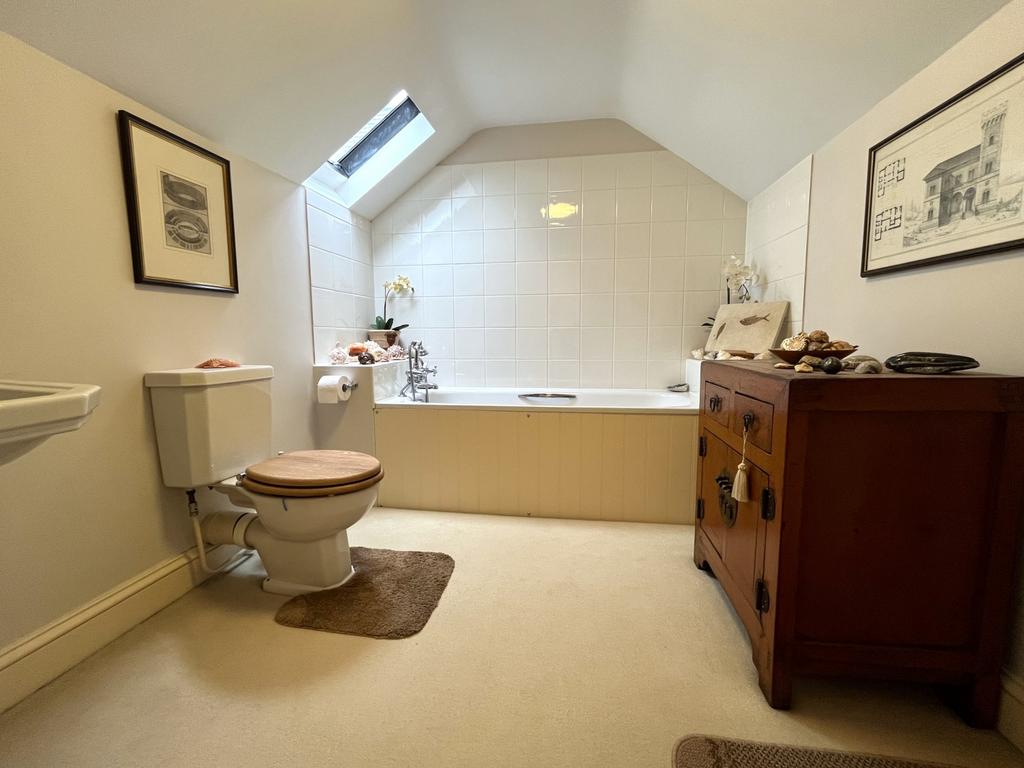 16 Family bathroom