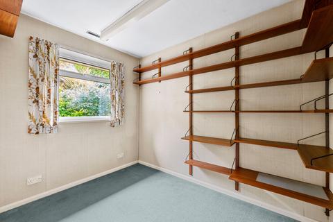 27 Dunedin Drive, Caterham, CR3 6BA