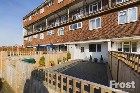 3 bedroom maisonette for sale, Hengrove Crescent, Ashford, Surrey, TW15