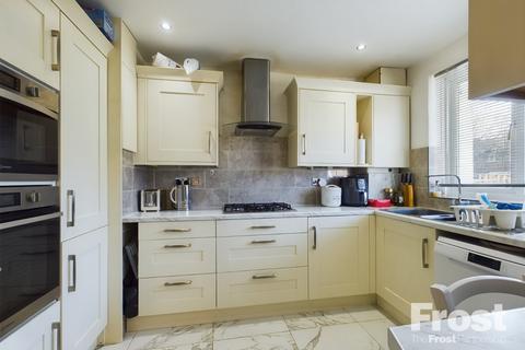 3 bedroom maisonette for sale, Hengrove Crescent, Ashford, Surrey, TW15