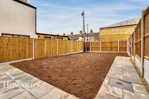 2 bedroom semi-detached house for sale, Cambridge Road, Lowestoft