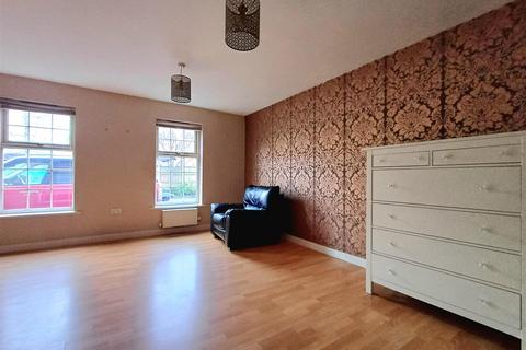 2 bedroom flat to rent, Farnley Road, Balby, Doncaster