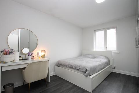 2 bedroom flat for sale, Bannister Way, Leybourne