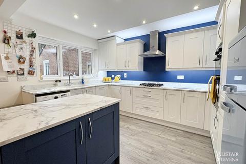 31 Elmstone Drive, Royton, Oldham, OL2 6DH