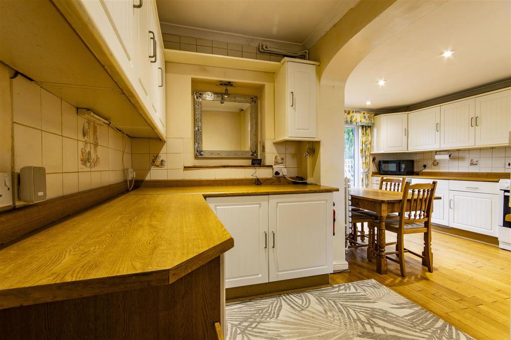 'L' Shaped Kitchen/Diner