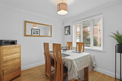 14 Cameron Close, Hailsham, BN27 3WF
